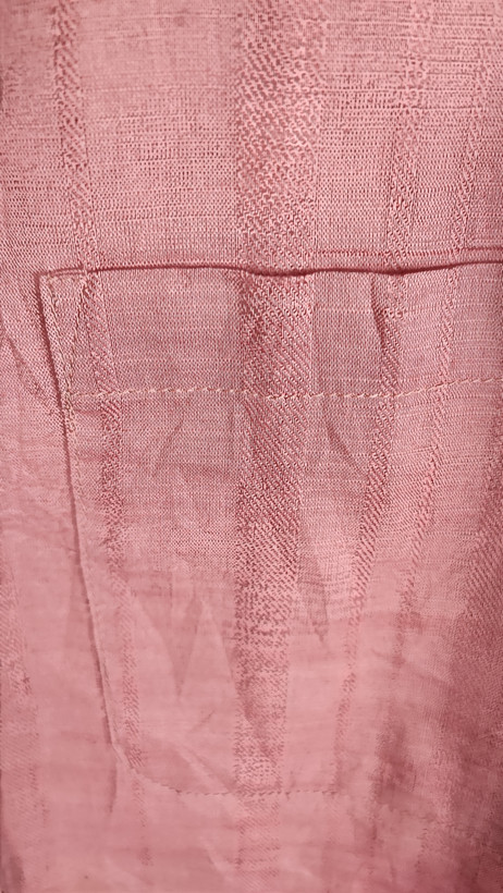 شومیز زنانه استوک ساده به رنگ آجری ملایم، آستین بلند و تنخور مرتب، مناسب سایز ۴۰–۴۲، ایستاده روی مانکن با فرم کلاسیک.