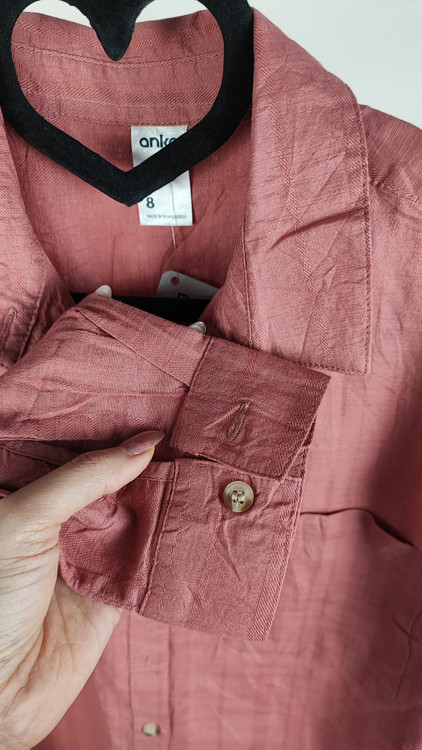 شومیز زنانه استوک ساده به رنگ آجری ملایم، آستین بلند و تنخور مرتب، مناسب سایز ۴۰–۴۲، ایستاده روی مانکن با فرم کلاسیک.