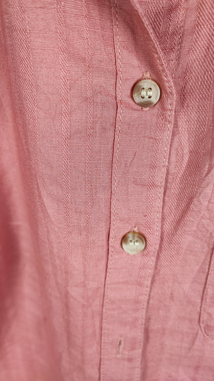 شومیز زنانه استوک ساده به رنگ آجری ملایم، آستین بلند و تنخور مرتب، مناسب سایز ۴۰–۴۲، ایستاده روی مانکن با فرم کلاسیک.