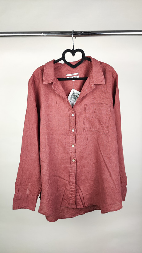 شومیز زنانه استوک سایز بزرگ ساده به رنگ گلبهی تیره، آستین بلند و تنخور آزاد، قد جلو کوتاهتر و پشت بلندتر، مناسب سایز ۴۸–۵۰.