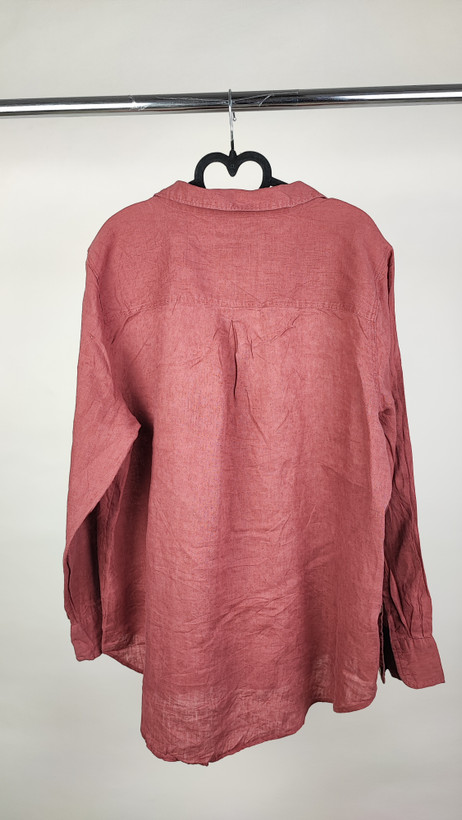 شومیز زنانه استوک سایز بزرگ ساده به رنگ گلبهی تیره، آستین بلند و تنخور آزاد، قد جلو کوتاهتر و پشت بلندتر، مناسب سایز ۴۸–۵۰.