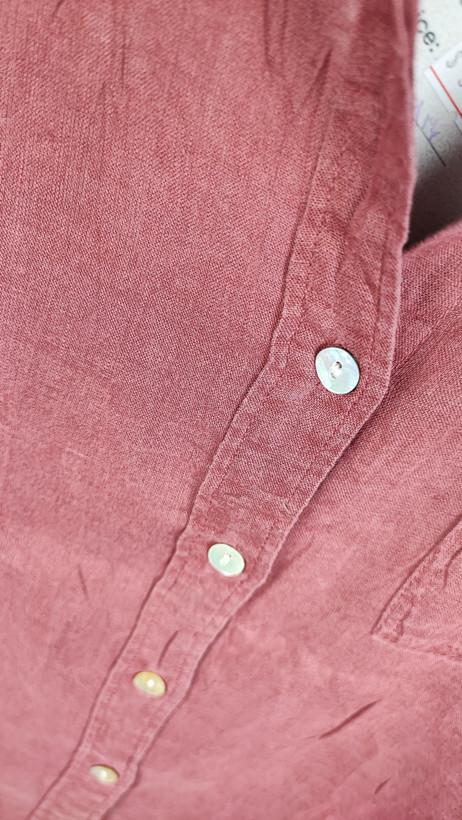 شومیز زنانه استوک سایز بزرگ ساده به رنگ گلبهی تیره، آستین بلند و تنخور آزاد، قد جلو کوتاهتر و پشت بلندتر، مناسب سایز ۴۸–۵۰.