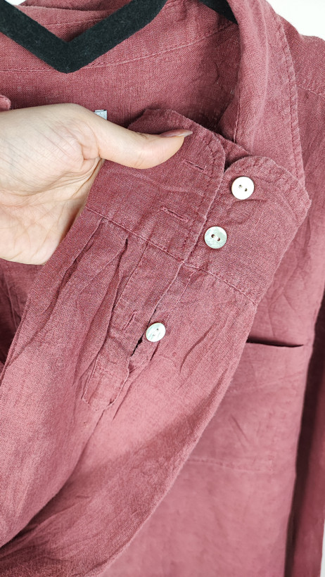 شومیز زنانه استوک سایز بزرگ ساده به رنگ گلبهی تیره، آستین بلند و تنخور آزاد، قد جلو کوتاهتر و پشت بلندتر، مناسب سایز ۴۸–۵۰.