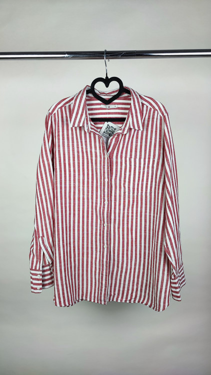 شومیز زنانه استوک سایز بزرگ با طرح راهراه صورتی، آستین بلند و تنخور راحت، مناسب سایز ۴۸–۵۰، ایستاده روی مانکن با فرم آزاد.