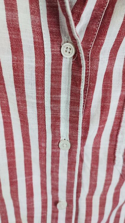 شومیز زنانه استوک سایز بزرگ با طرح راهراه صورتی، آستین بلند و تنخور راحت، مناسب سایز ۴۸–۵۰، ایستاده روی مانکن با فرم آزاد.