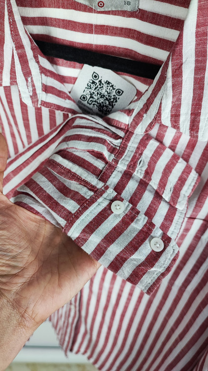 شومیز زنانه استوک سایز بزرگ با طرح راهراه صورتی، آستین بلند و تنخور راحت، مناسب سایز ۴۸–۵۰، ایستاده روی مانکن با فرم آزاد.