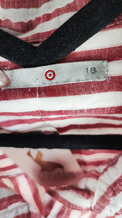 شومیز زنانه استوک سایز بزرگ با طرح راهراه صورتی، آستین بلند و تنخور راحت، مناسب سایز ۴۸–۵۰، ایستاده روی مانکن با فرم آزاد.