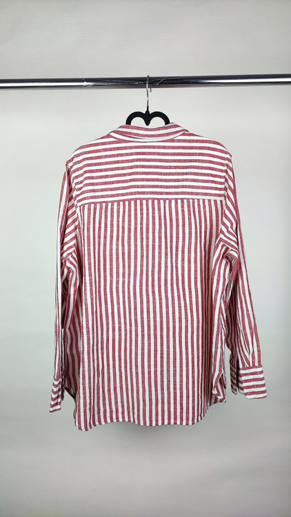 شومیز زنانه استوک سایز بزرگ با طرح راهراه صورتی، آستین بلند و تنخور راحت، مناسب سایز ۴۸–۵۰، ایستاده روی مانکن با فرم آزاد.