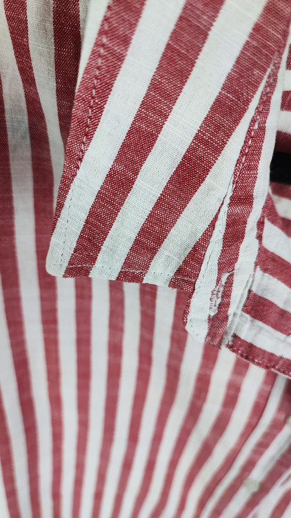 شومیز زنانه استوک سایز بزرگ با طرح راهراه صورتی، آستین بلند و تنخور راحت، مناسب سایز ۴۸–۵۰، ایستاده روی مانکن با فرم آزاد.