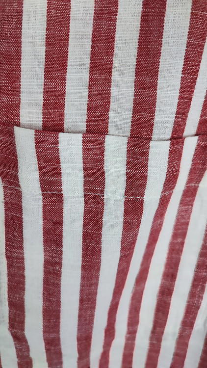 شومیز زنانه استوک سایز بزرگ با طرح راهراه صورتی، آستین بلند و تنخور راحت، مناسب سایز ۴۸–۵۰، ایستاده روی مانکن با فرم آزاد.