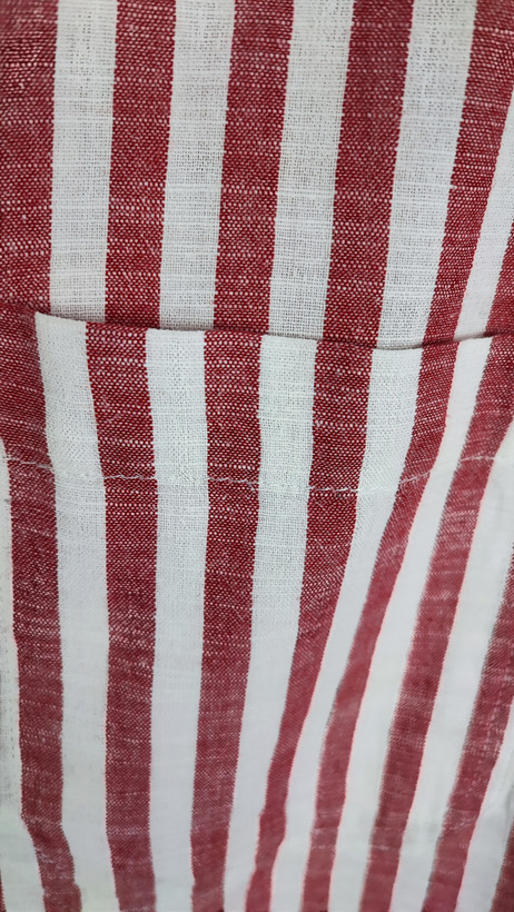 شومیز زنانه استوک سایز بزرگ با طرح راهراه صورتی، آستین بلند و تنخور راحت، مناسب سایز ۴۸–۵۰، ایستاده روی مانکن با فرم آزاد.