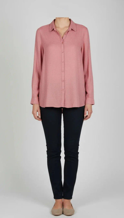 شومیز زنانه استوک ساده به رنگ صورتی، آستین بلند و تنخور کلاسیک، مناسب سایز ۴۰–۴۲، ایستاده روی مانکن با فرم مرتب.