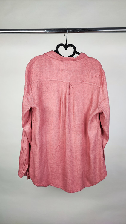 شومیز زنانه استوک ساده به رنگ صورتی، آستین بلند و تنخور کلاسیک، مناسب سایز ۴۰–۴۲، ایستاده روی مانکن با فرم مرتب.