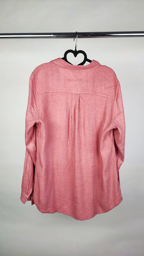 شومیز زنانه استوک ساده به رنگ صورتی، آستین بلند و تنخور کلاسیک، مناسب سایز ۴۰–۴۲، ایستاده روی مانکن با فرم مرتب.