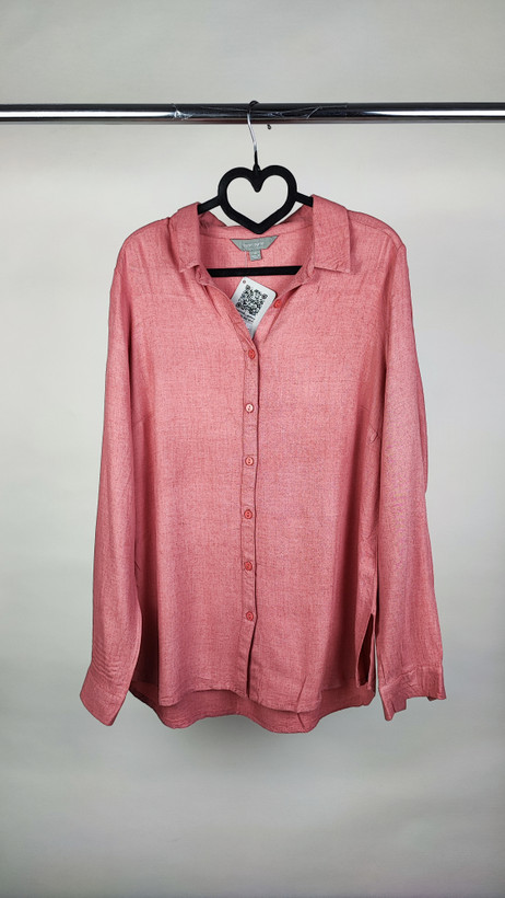 شومیز زنانه استوک ساده به رنگ صورتی، آستین بلند و تنخور کلاسیک، مناسب سایز ۴۰–۴۲، ایستاده روی مانکن با فرم مرتب.