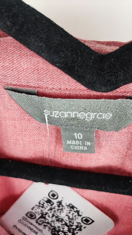 شومیز زنانه استوک ساده به رنگ صورتی، آستین بلند و تنخور کلاسیک، مناسب سایز ۴۰–۴۲، ایستاده روی مانکن با فرم مرتب.