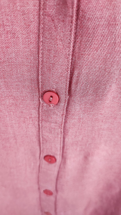 شومیز زنانه استوک ساده به رنگ صورتی، آستین بلند و تنخور کلاسیک، مناسب سایز ۴۰–۴۲، ایستاده روی مانکن با فرم مرتب.