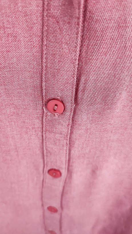 شومیز زنانه استوک ساده به رنگ صورتی، آستین بلند و تنخور کلاسیک، مناسب سایز ۴۰–۴۲، ایستاده روی مانکن با فرم مرتب.