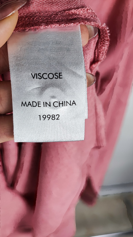 شومیز زنانه استوک ساده به رنگ صورتی، آستین بلند و تنخور کلاسیک، مناسب سایز ۴۰–۴۲، ایستاده روی مانکن با فرم مرتب.