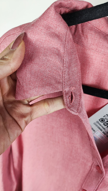 شومیز زنانه استوک ساده به رنگ صورتی، آستین بلند و تنخور کلاسیک، مناسب سایز ۴۰–۴۲، ایستاده روی مانکن با فرم مرتب.