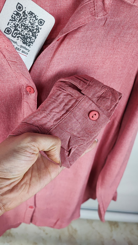 شومیز زنانه استوک ساده به رنگ صورتی، آستین بلند و تنخور کلاسیک، مناسب سایز ۴۰–۴۲، ایستاده روی مانکن با فرم مرتب.