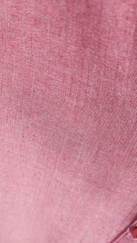 شومیز زنانه استوک ساده به رنگ صورتی، آستین بلند و تنخور کلاسیک، مناسب سایز ۴۰–۴۲، ایستاده روی مانکن با فرم مرتب.