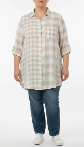 شومیز زنانه استوک سایز بزرگ با طرح چهارخانه، آستین بلند و تنخور آزاد، مناسب سایز ۴۸–۵۰، ایستاده روی مانکن با فرم راحت.