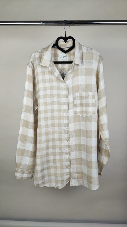 شومیز زنانه استوک سایز بزرگ با طرح چهارخانه، آستین بلند و تنخور آزاد، مناسب سایز ۴۸–۵۰، ایستاده روی مانکن با فرم راحت.