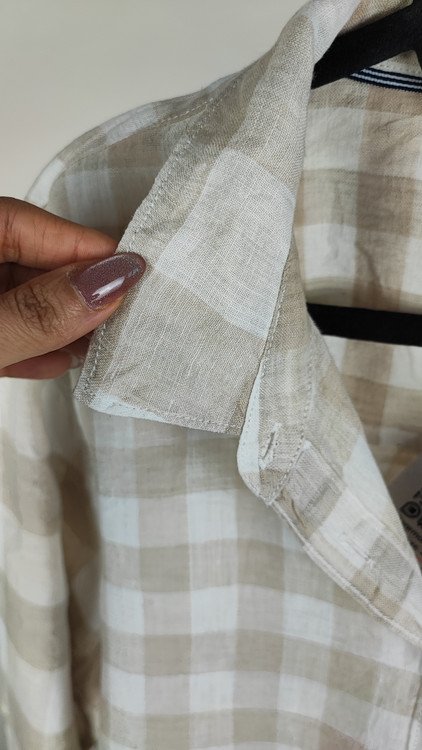 شومیز زنانه استوک سایز بزرگ با طرح چهارخانه، آستین بلند و تنخور آزاد، مناسب سایز ۴۸–۵۰، ایستاده روی مانکن با فرم راحت.