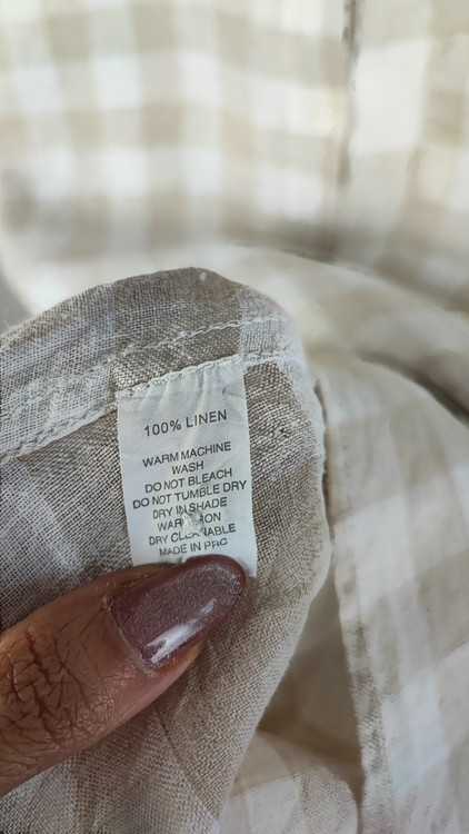 شومیز زنانه استوک سایز بزرگ با طرح چهارخانه، آستین بلند و تنخور آزاد، مناسب سایز ۴۸–۵۰، ایستاده روی مانکن با فرم راحت.