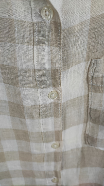 شومیز زنانه استوک سایز بزرگ با طرح چهارخانه، آستین بلند و تنخور آزاد، مناسب سایز ۴۸–۵۰، ایستاده روی مانکن با فرم راحت.