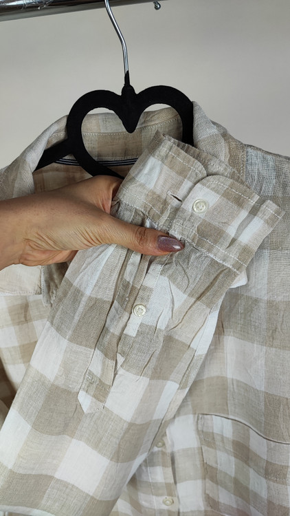 شومیز زنانه استوک سایز بزرگ با طرح چهارخانه، آستین بلند و تنخور آزاد، مناسب سایز ۴۸–۵۰، ایستاده روی مانکن با فرم راحت.