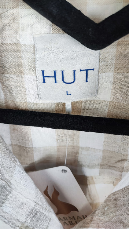 شومیز زنانه استوک سایز بزرگ با طرح چهارخانه، آستین بلند و تنخور آزاد، مناسب سایز ۴۸–۵۰، ایستاده روی مانکن با فرم راحت.