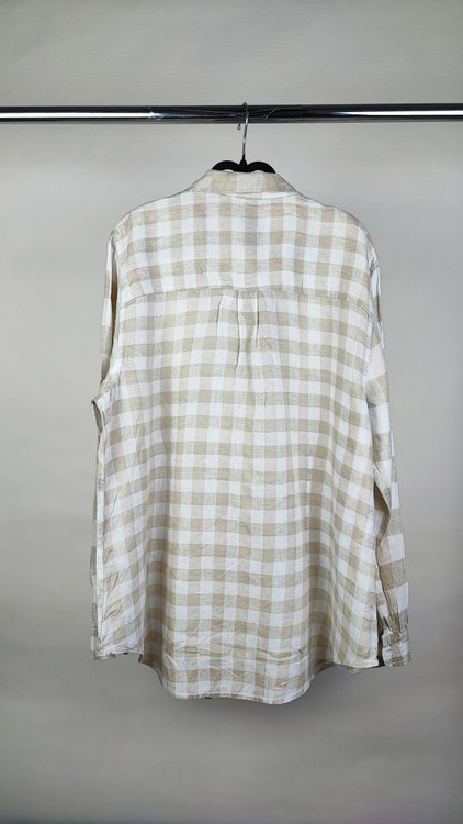 شومیز زنانه استوک سایز بزرگ با طرح چهارخانه، آستین بلند و تنخور آزاد، مناسب سایز ۴۸–۵۰، ایستاده روی مانکن با فرم راحت.