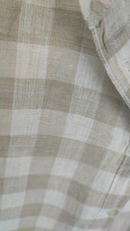 شومیز زنانه استوک سایز بزرگ با طرح چهارخانه، آستین بلند و تنخور آزاد، مناسب سایز ۴۸–۵۰، ایستاده روی مانکن با فرم راحت.