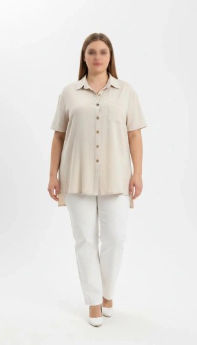 شومیز زنانه استوک سایز بزرگ با طراحی ساده و آستین کوتاه، تنخور آزاد و راحت روی مانکن، مناسب سایز ۴۸–۵۰.