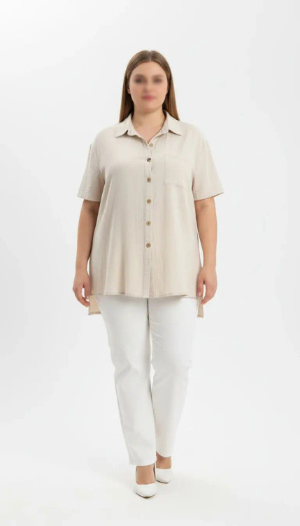 شومیز زنانه استوک سایز بزرگ با طراحی ساده و آستین کوتاه، تنخور آزاد و راحت روی مانکن، مناسب سایز ۴۸–۵۰.