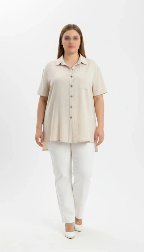 شومیز زنانه استوک سایز بزرگ با طراحی ساده و آستین کوتاه، تنخور آزاد و راحت روی مانکن، مناسب سایز ۴۸–۵۰.