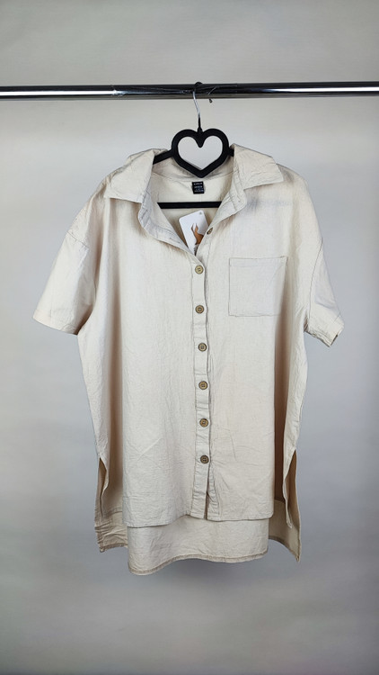 شومیز زنانه استوک سایز بزرگ با طراحی ساده و آستین کوتاه، تنخور آزاد و راحت روی مانکن، مناسب سایز ۴۸–۵۰.