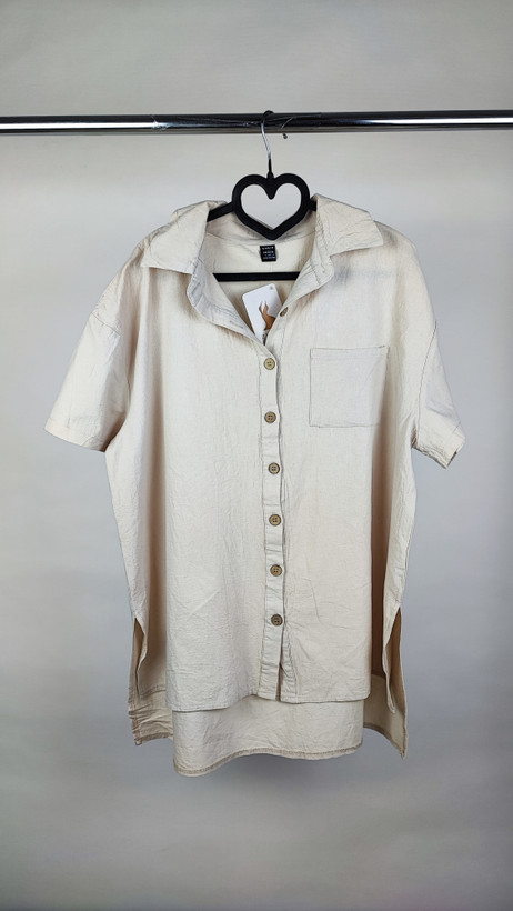 شومیز زنانه استوک سایز بزرگ با طراحی ساده و آستین کوتاه، تنخور آزاد و راحت روی مانکن، مناسب سایز ۴۸–۵۰.