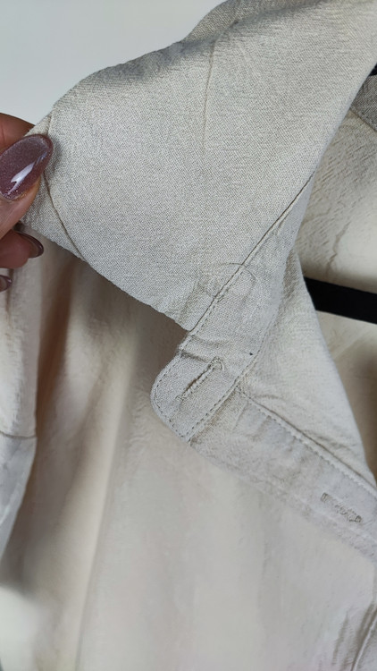 شومیز زنانه استوک سایز بزرگ با طراحی ساده و آستین کوتاه، تنخور آزاد و راحت روی مانکن، مناسب سایز ۴۸–۵۰.