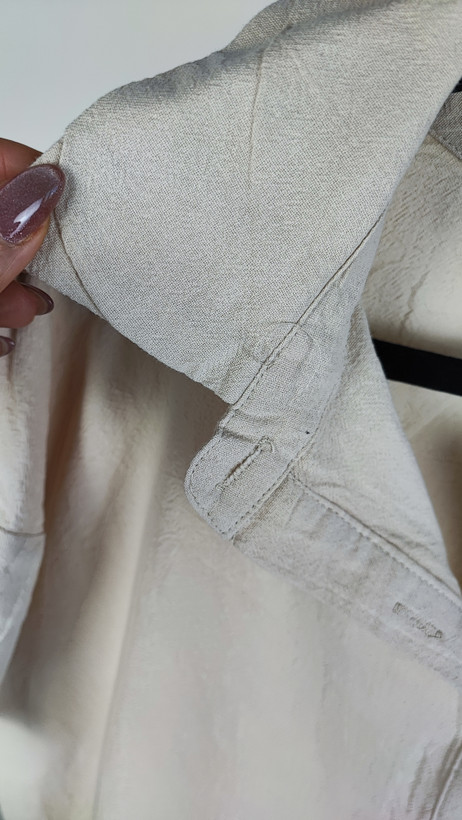 شومیز زنانه استوک سایز بزرگ با طراحی ساده و آستین کوتاه، تنخور آزاد و راحت روی مانکن، مناسب سایز ۴۸–۵۰.