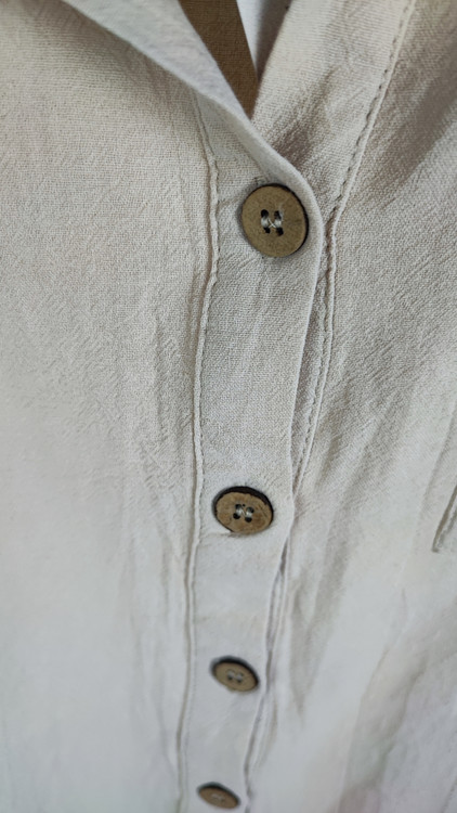 شومیز زنانه استوک سایز بزرگ با طراحی ساده و آستین کوتاه، تنخور آزاد و راحت روی مانکن، مناسب سایز ۴۸–۵۰.