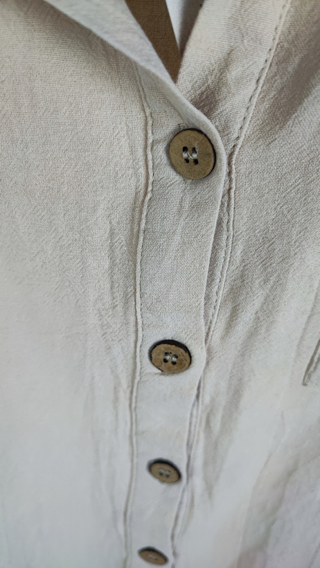 شومیز زنانه استوک سایز بزرگ با طراحی ساده و آستین کوتاه، تنخور آزاد و راحت روی مانکن، مناسب سایز ۴۸–۵۰.