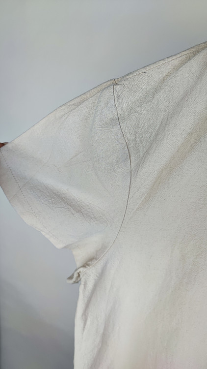 شومیز زنانه استوک سایز بزرگ با طراحی ساده و آستین کوتاه، تنخور آزاد و راحت روی مانکن، مناسب سایز ۴۸–۵۰.