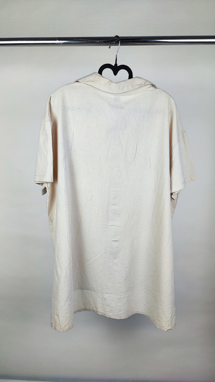 شومیز زنانه استوک سایز بزرگ با طراحی ساده و آستین کوتاه، تنخور آزاد و راحت روی مانکن، مناسب سایز ۴۸–۵۰.