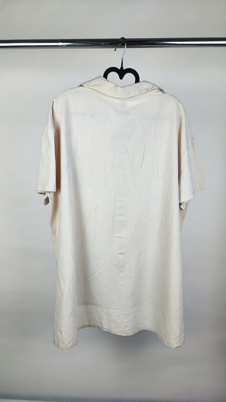 شومیز زنانه استوک سایز بزرگ با طراحی ساده و آستین کوتاه، تنخور آزاد و راحت روی مانکن، مناسب سایز ۴۸–۵۰.