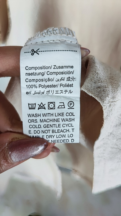 شومیز زنانه استوک سایز بزرگ با طراحی ساده و آستین کوتاه، تنخور آزاد و راحت روی مانکن، مناسب سایز ۴۸–۵۰.