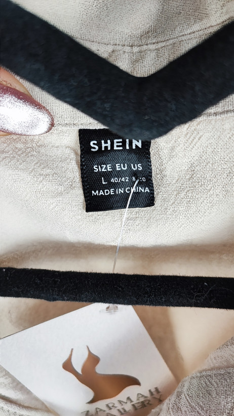 شومیز زنانه استوک سایز بزرگ با طراحی ساده و آستین کوتاه، تنخور آزاد و راحت روی مانکن، مناسب سایز ۴۸–۵۰.