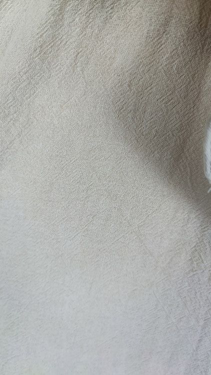 شومیز زنانه استوک سایز بزرگ با طراحی ساده و آستین کوتاه، تنخور آزاد و راحت روی مانکن، مناسب سایز ۴۸–۵۰.